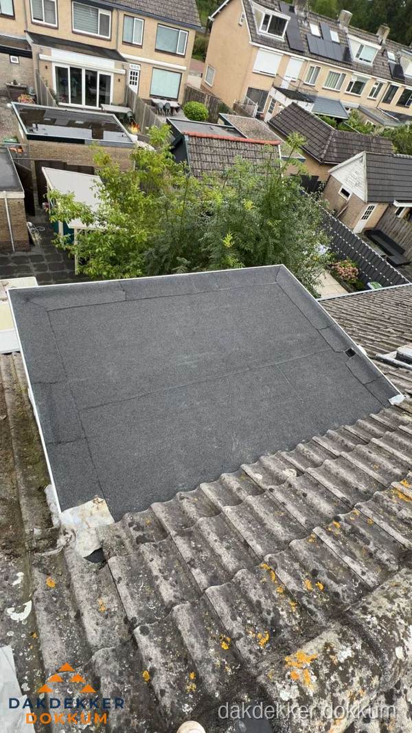 Plat dak aanbouw met bitumen dakbedekking in woonwijk Dokkum