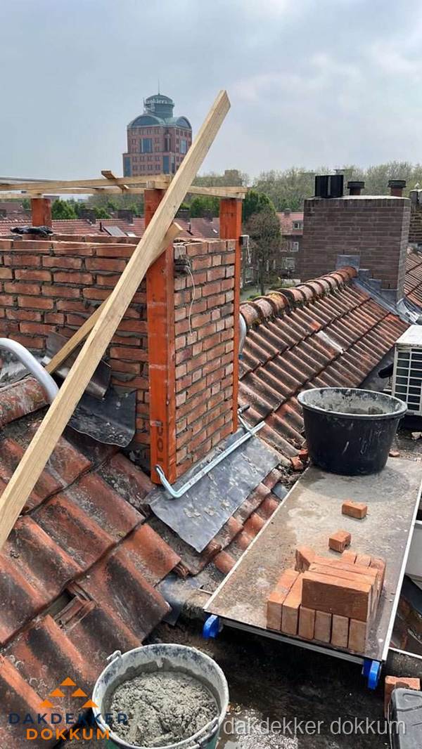 Schoorsteen renovatie met metselwerk op schuin dak in Dokkum
