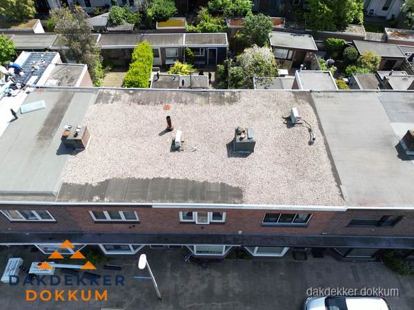 Plat dak met grindballast en dakdoorvoeren in Dokkum