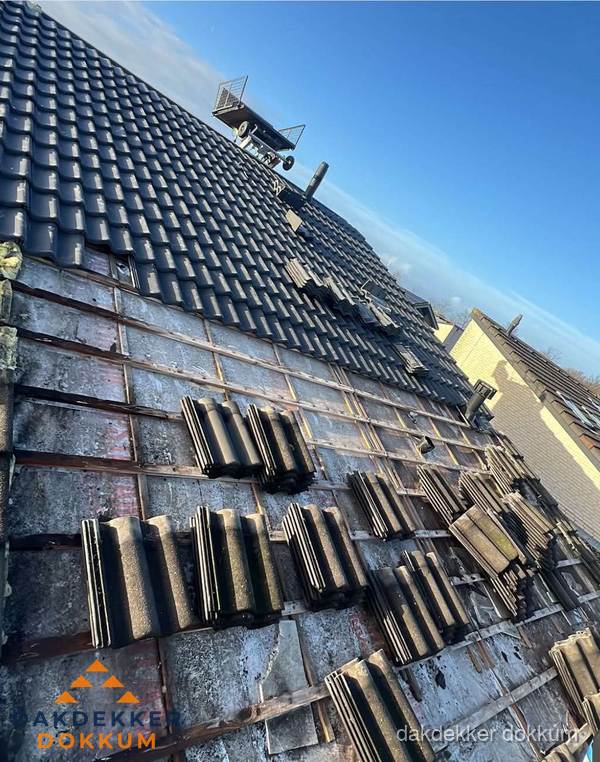 Schuin dak renovatie met nieuwe dakpannen in Dokkum
