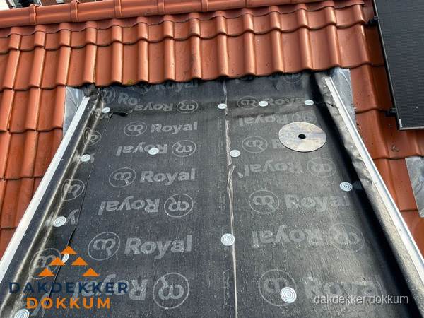 Nieuw dak met dakpannen en Royal onderlaag bij woning in Dokkum