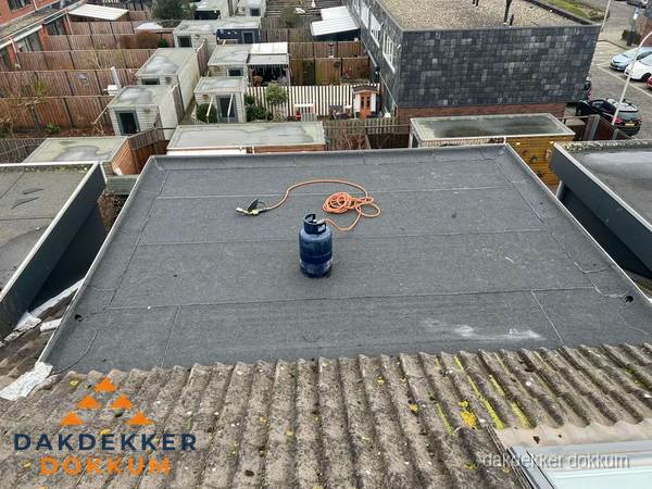 Dakrenovatie afgerond met nieuwe bitumen dakbedekking in Dokkum