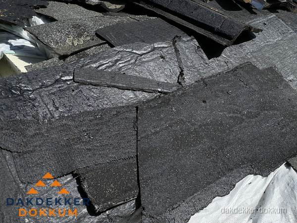 Verwijderd oud bitumen dakleer klaar voor vervanging in Dokkum