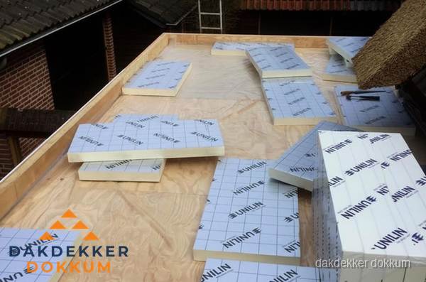PIR isolatieplaten leggen op plat dak in Dokkum