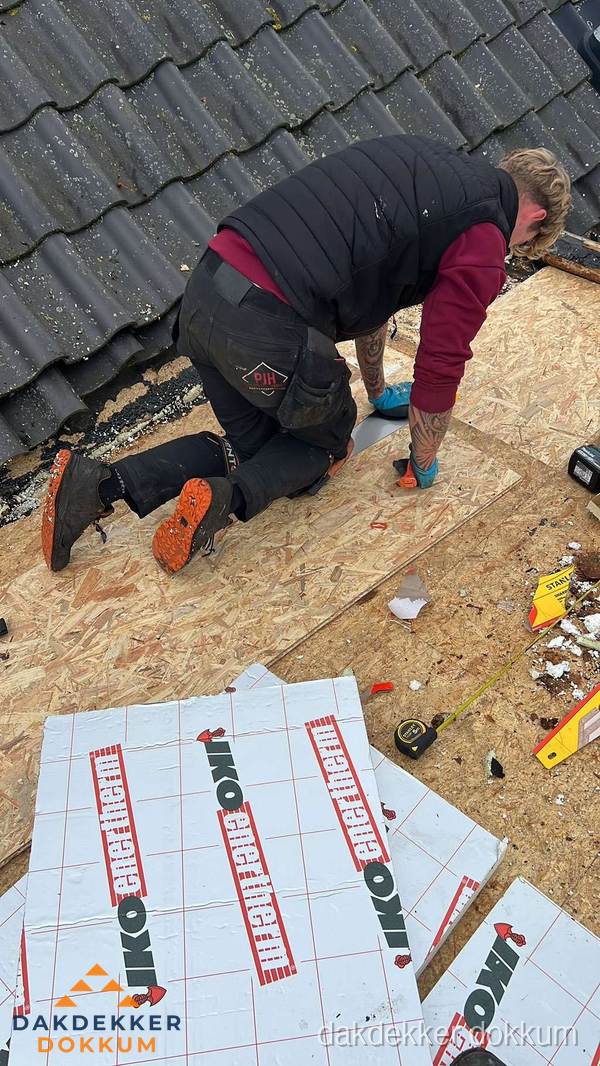 Dakdekker plaatst PIR-isolatieplaten op plat dak in Dokkum