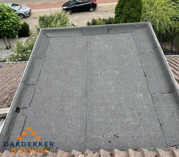Nieuw aangebrachte bitumen dakbedekking op plat dak in Dokkum